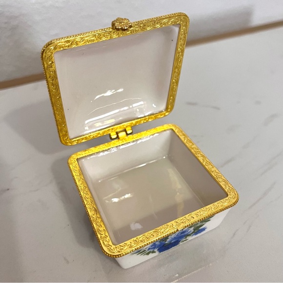 Porcelain Hinged Lid Trinket Box Blue Roses Gold Tone Trim Amanda Wingfield - Picture 3 of 6